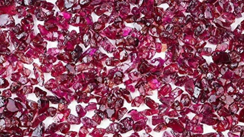 small pieces of rhodolite garnet raw material